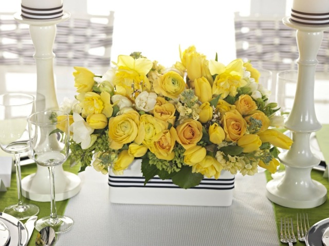 Tisch arrangieren Ideen Rosen Tulpen gelb weiß