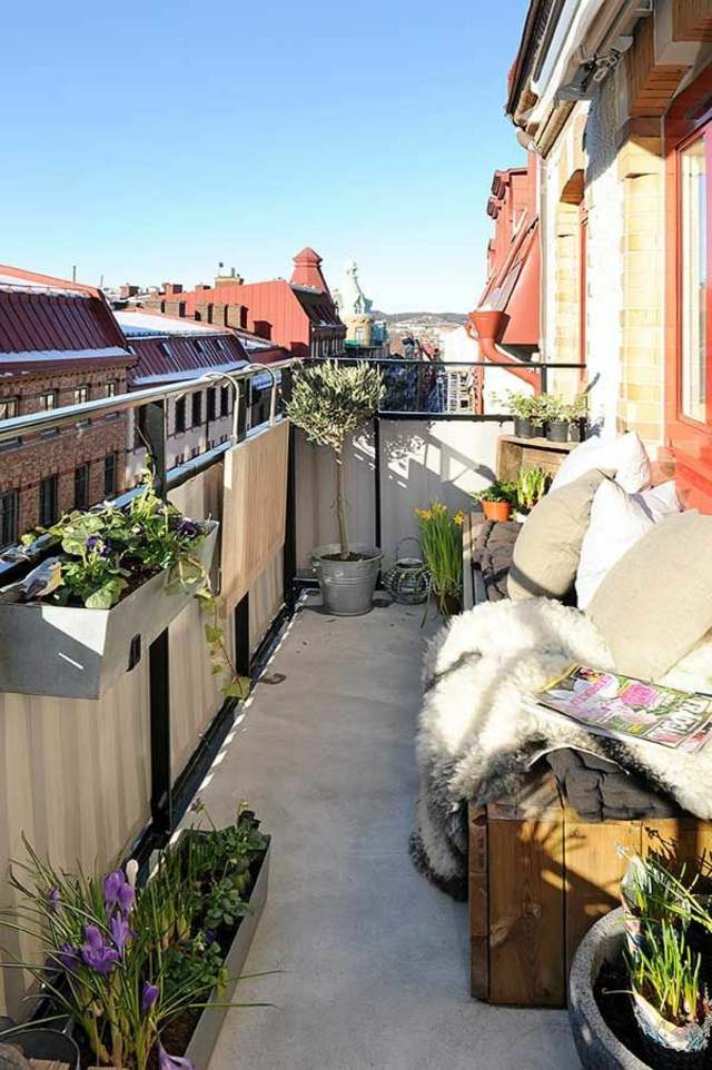 Balkon skandinavischer Wohnstil Beton Boden Holz Sitzbank