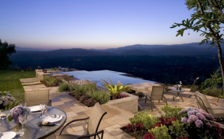 Bodenbelag Pflastersteine Pool schöne Terrasse Bodenbelag Haus Gebirge Infinity Pool