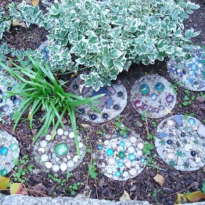 Deko-Ideen-für-den-Garten-hauch-laune-bringen-trittsteine-dekorieren-selber-schmücken