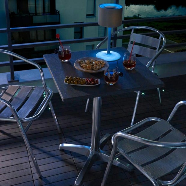 Edelstahl Möbel Balkon romantische Atmosphäre Ideen Holz Bodenbelag