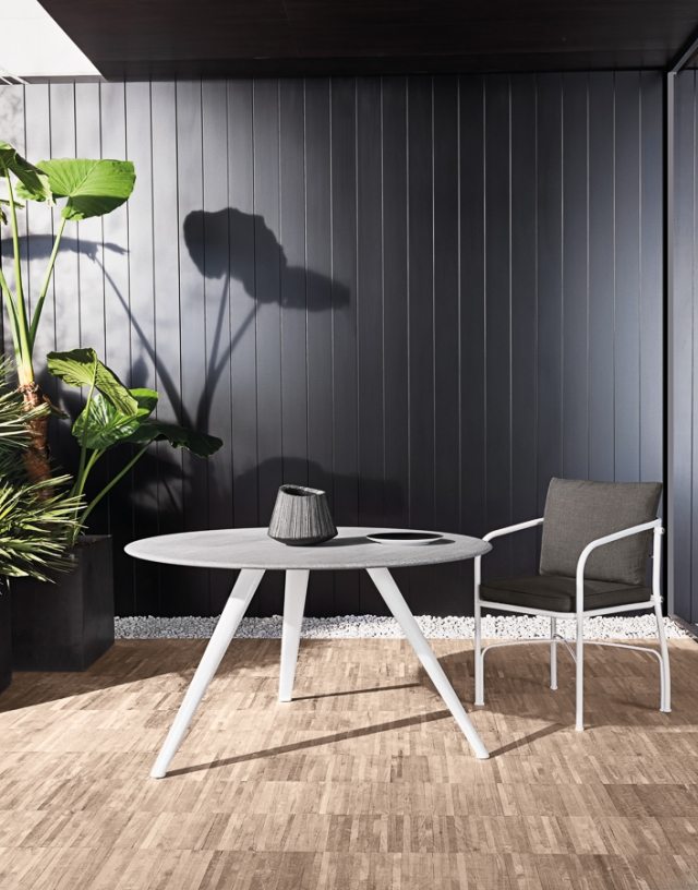 wand schwarz streichen wohnung-einrichtung modern-dreifuß Tisch-Stuhl 