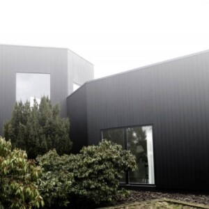 renoviertes Familienhaus Wienberg Außenverkleidung-fassade schwarz