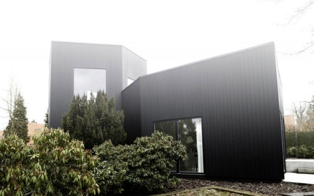 renoviertes Familienhaus  Wienberg Außenverkleidung-fassade schwarz