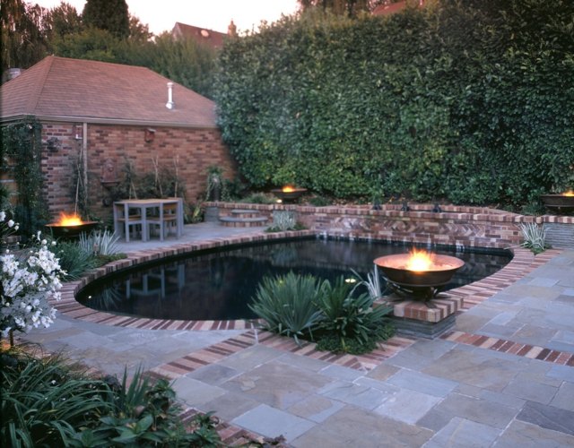Abend Schwimmbad Steinplatten Boden Gartenhaus Heckenpflanzen