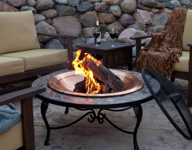 Feuerstelle-für-den-Garten-feuerschale-aus-marmor-wein-stühle-beistelltisch