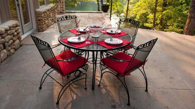Stühle rote Akzente Tisch Sitzkissen schwarze Farbe