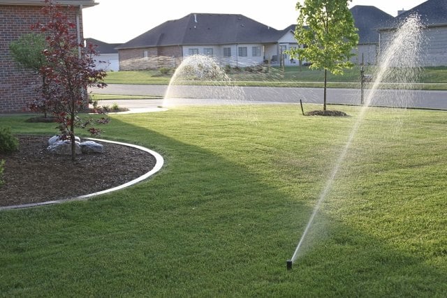Garten Rasenpflege Bewässern-Tipps Sprinkler anlage