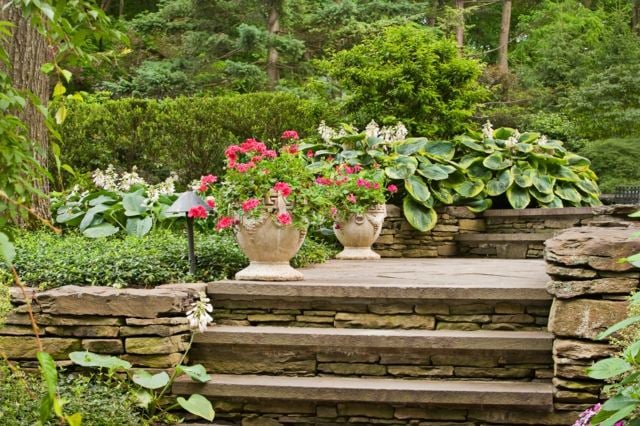 Naturstein selber bauen Pflanztöpfe Blumen Sommer Sonne Ideen für Gartengestaltung