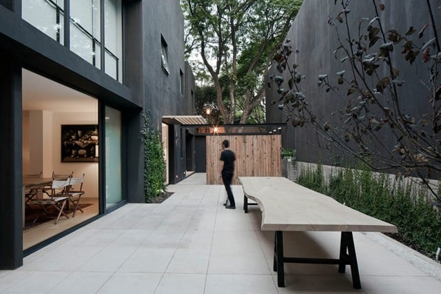Terrasse Steinplatten Holz Sitzbank Metall Beine Haus Fassade