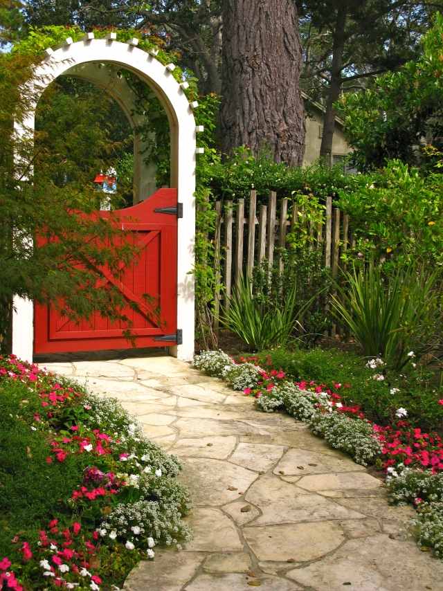 Gartengestaltung Gartentür-Holz-Rot lackiert gartenzaun ideen