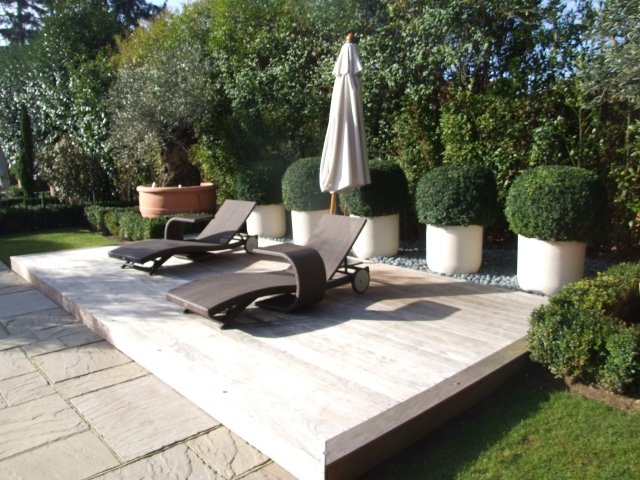 Gartengestaltung design tipps liegestühle entspannend ausruhe sonnenschirm