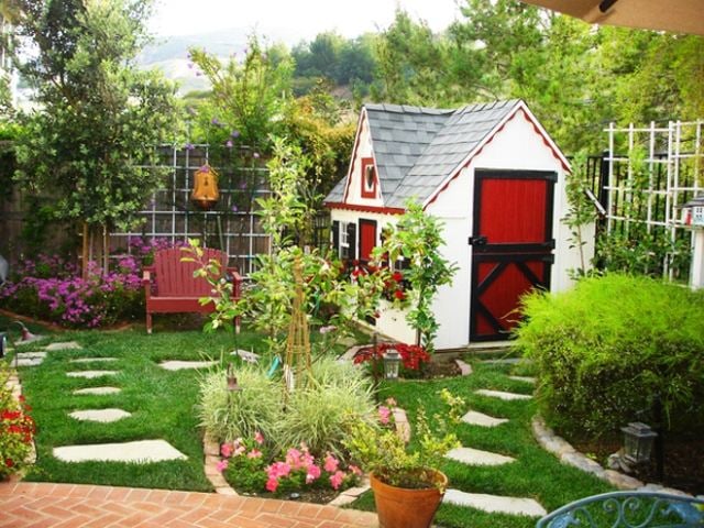 Gartengestaltung Ideen klein schön haus märchenhaft spielecke 