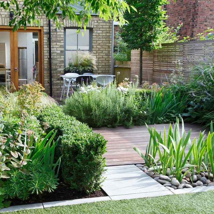 Gartengestaltung mit Holz und Stein Naturstein für Treppe und Gartenweg und Blumenbeet