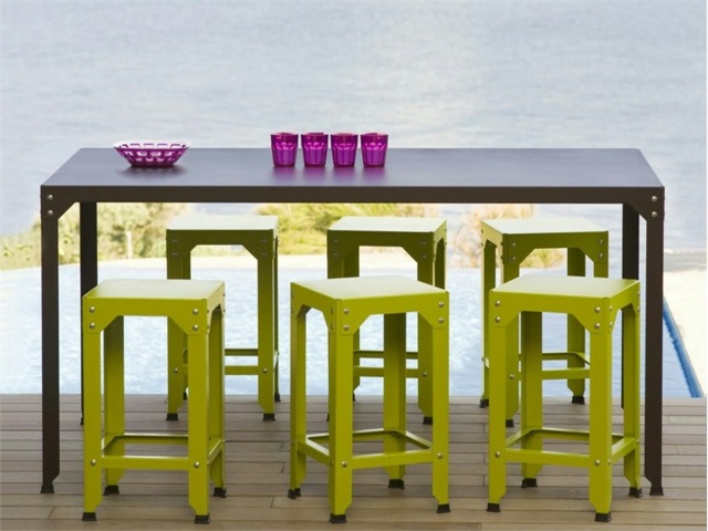 Gartentisch Hocker Metall Stühle grün schwar modern stilvoll