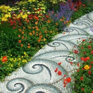 Gartenweg anlegen Flusssteine Kiesel helle Farbe blau weiß Muster