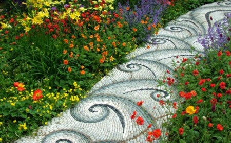 Gartenweg anlegen Flusssteine Kiesel helle Farbe blau weiß Muster