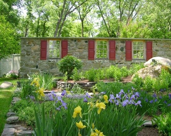 gestaltung ideen Geschichtete Natursteinblöcke-Gartenmauer mit öffnungen