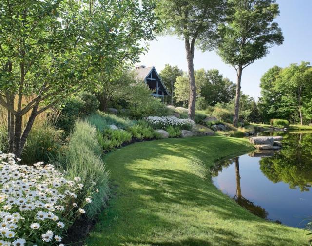 Rasenkantensteine verlegen Teich anlegen Zierrasen Blumen Landhausstil Ideen