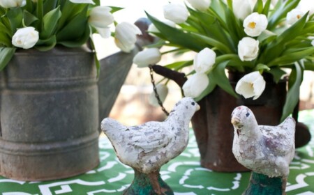 Gießkanne weiße Gartentisch vintage Deko Ideen Vogel Figuren