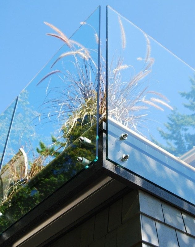 Glas Stahl Geländer hohe Stauden Balkon Sichtschutz Ideen