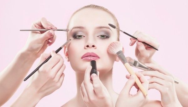 Hilfreiche-Schminktipps-vielzahl-schminkzeuge-markt-richtig-make-up-auftragen