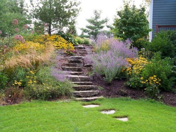Gartengestaltung-Ideen Blumenbeete-Stauden anlegen Gartentreppen 