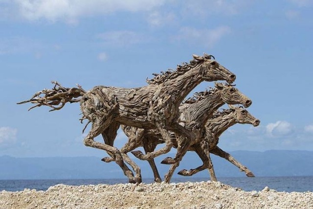 Holz Skulpturen galoppierend-james doran-webb design