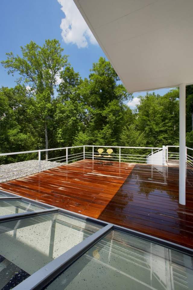 Balkonboden aus Holz ideen geländer weiß gestrichen Haus-mit dachbalkon glasdach