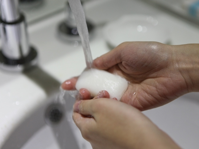 Hygiene antibakterielle seife hände waschen wasser fließend