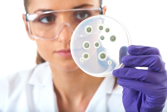 Hygiene und Gesundheit bakterien forschen spezielle brille 