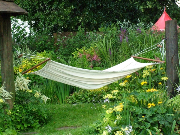 Hängematte-für-den-Garten-gemütlich-behaglich-natur-pflanzen-blumen