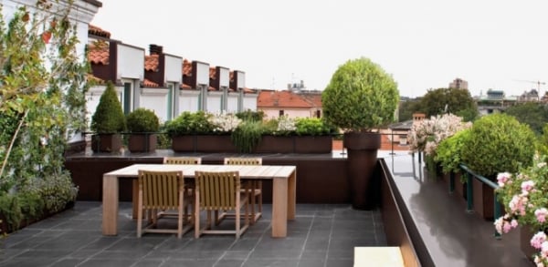 Ideen-für-Terrassengestaltung-holz-tisch-stühle-schlichtes-klares-design-große-fläche