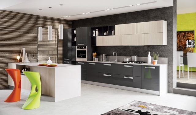 Küchenplanung schwarz weiße Farbe Orange Grün Barhocker