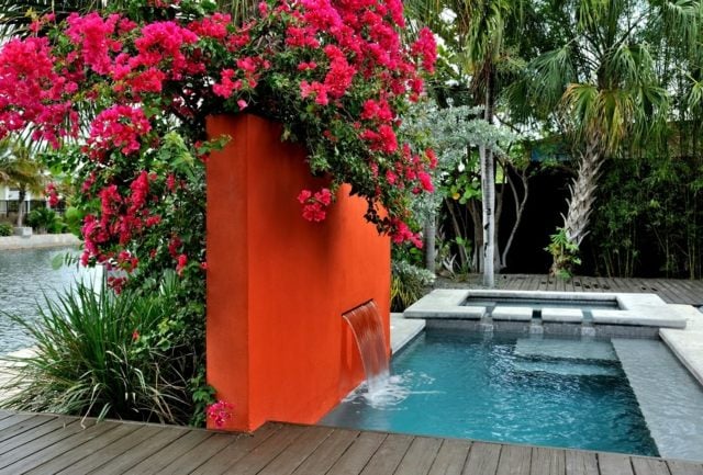 Ideen Pool Wasserspiele Garten gestalten hohe Sichtschutzmauer