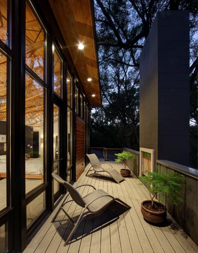 Moderne Gestaltung-Holzterrasse Sonnenliegen mit armlehnen Deckenleuchten-eingebaut