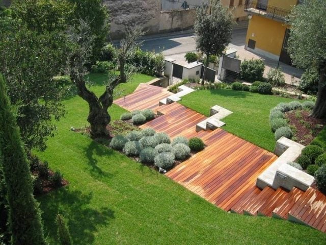 Moderne Holztreppe modern geometrisch rasen grün
