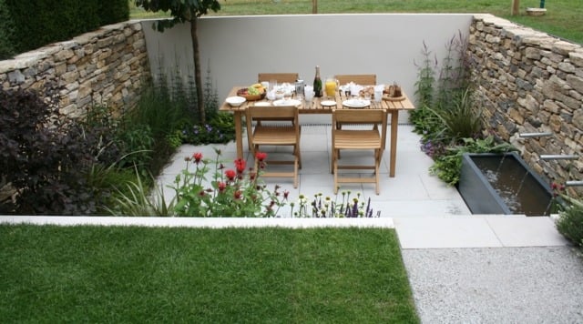 Rasen Garten Sitzplatz Gestaltung Ideen frische Blumen Sitzecke gemütlich