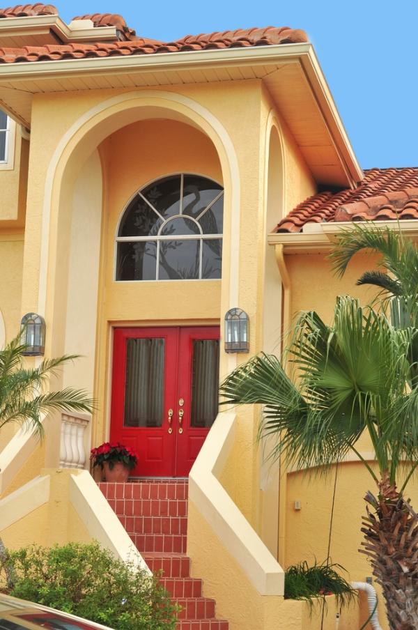 Sandgelb Fassade haus eingangstür rot exteriorfarben