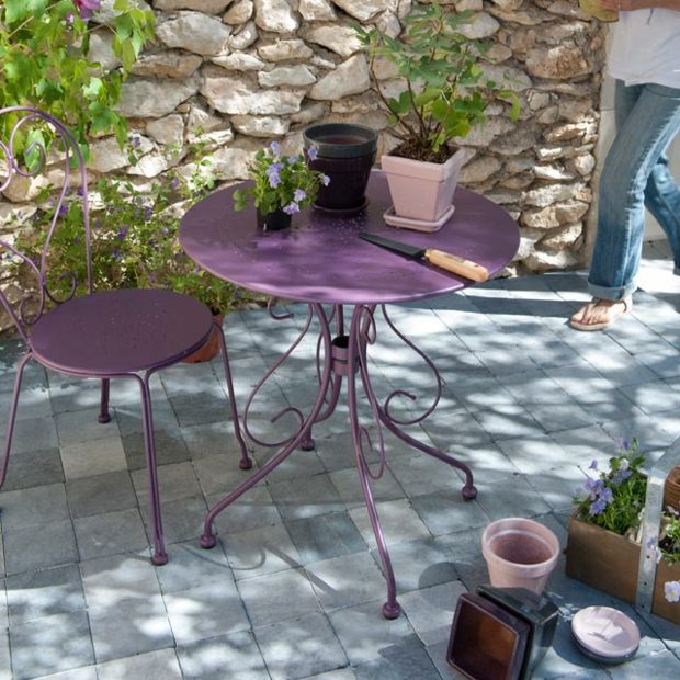 Möbel Tisch Metall klassisch rund lila Farbe Eisen