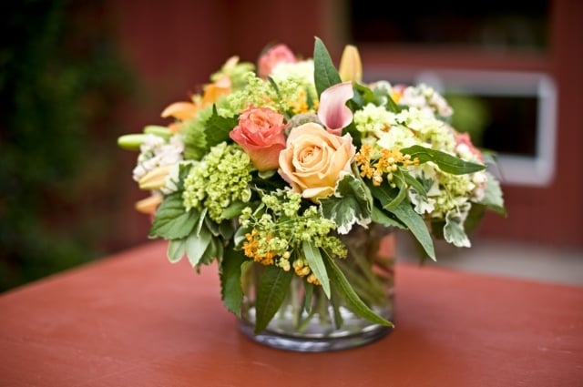 frisch halten Vase arrangieren Frühlingsblumen Blumenstrauß