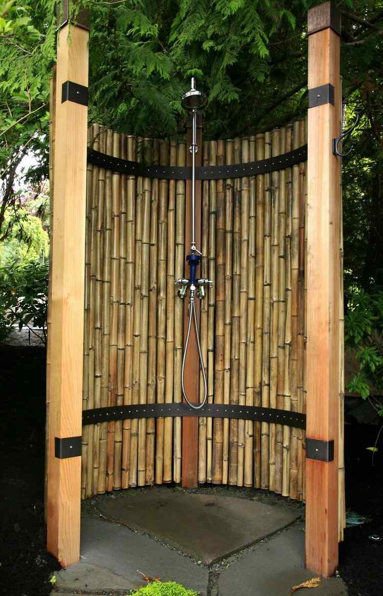 Sichtschutz Gartendusche aus Bambusmatte selber machen