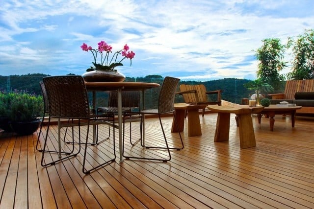 Terrasse Balkon Holz bodenbelag-ideen wetterfest-warme optik balkonmöbel