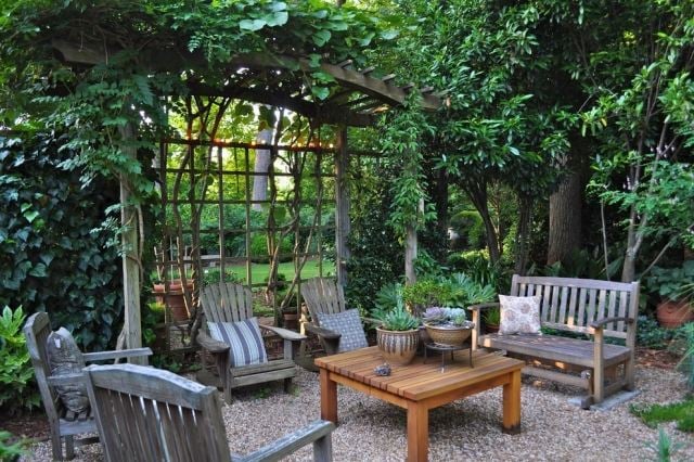 Terrasse Kies-Rustikale Sessel pergola holz-kletterpflanzen-sichtschutz