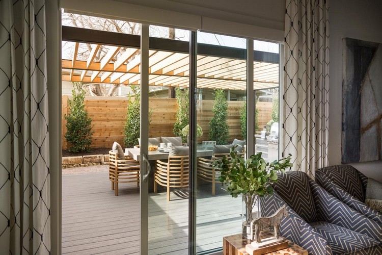 Terrasse-aus-Holz-bodenbelag-beton-gartenisch-ueberdachung