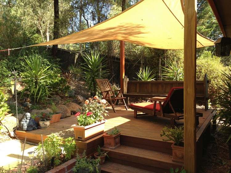 Terrasse-aus-Holz-sonnensegel-sonnenschutz-gartenliege-stuhl