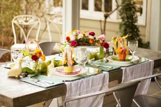 Blumen Arrangieren Gartentisch grün weiße Tischdecke
