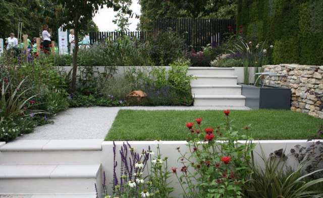Treppen Rasen immergrüne Stauden Blumen Wasserspiele Garten gestalten