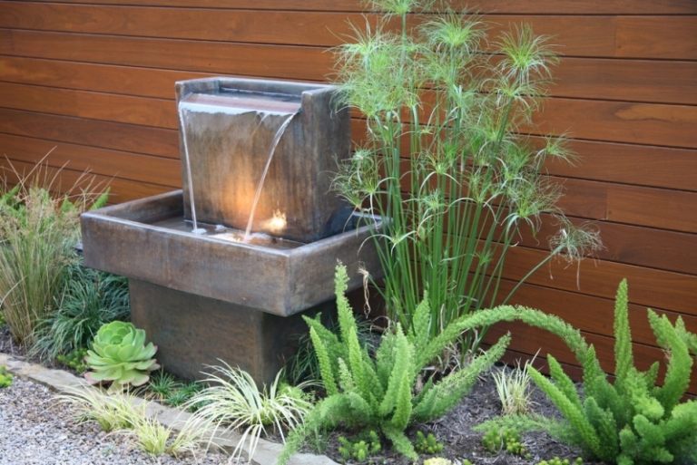 Wasserspiele-Garten-Betonblock-LED-Beleuchtung-Holzzaun-Farnen-Bilder