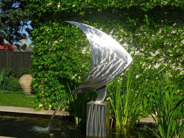 Wasserspiele-Garten-Edlstahl-Blickfang-Gestaltung